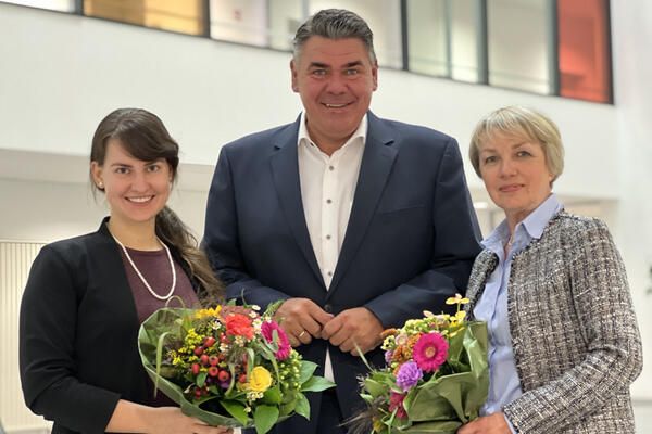 Landrat Löhr mit Leonie Engelhardt (l.) und Heidi Bierkämper-Braun (r.). 