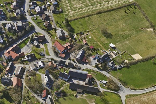 Die Landesstraße schlängelt sich durch Bausenhagen. Dort gilt statt Tempo 50 künftig Tempo 30.