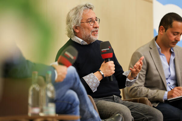 Can Dündar im Podcast-Format 