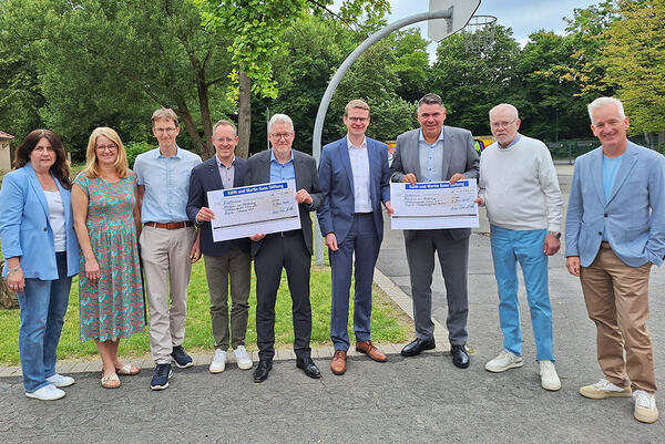 Anja Seeber (Leiterin Fachbereich Schulen und Bildung), Tatjana Korba ( stellvertr. Schulleiterin Förderzentrum Nord), Kay Eckebrecht (Schulleiter Förderzentrum Nord), Dr. Patrick Tonner (Edith und Martin Guse Stif