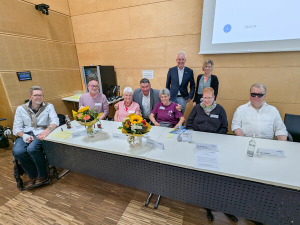 Von links: Christian Baran (SHG Multiple Sklerose Unna), Andreas Bünder (SHG Spielerinnen und Spieler und Angehörige Unna), Anne Schrei (Sprecherrat), Landrat Mario Löhr, Birgit Eberlein (Sprecherrat), Bettina Borghardt (Sprecherrat) und Frank Vehlow (Sprecherrat). Foto: Max Rolke – Kreis Unna