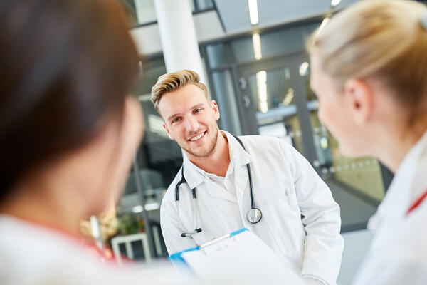 Mann als Medizin Student oder Assistenzarzt