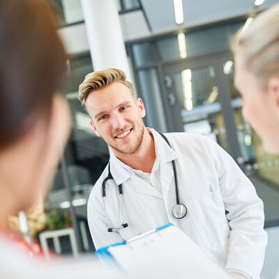 Mann als Medizin Student oder Assistenzarzt