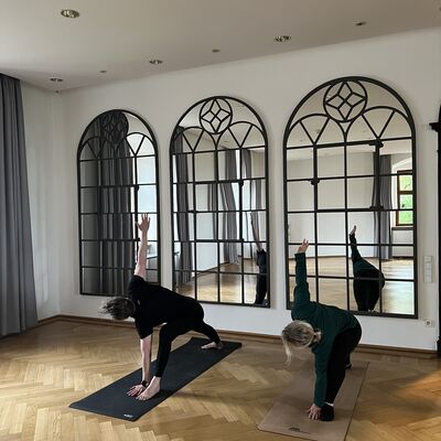 Bild vergrößern: Yoga im Museum_(c)Lünemann