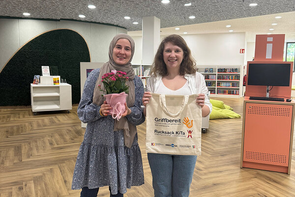 links Berna Kabakcı, vom Kommunalen Integrationszentrum, rechts Christiane Humann Leitung der Stadtbücher Lünen