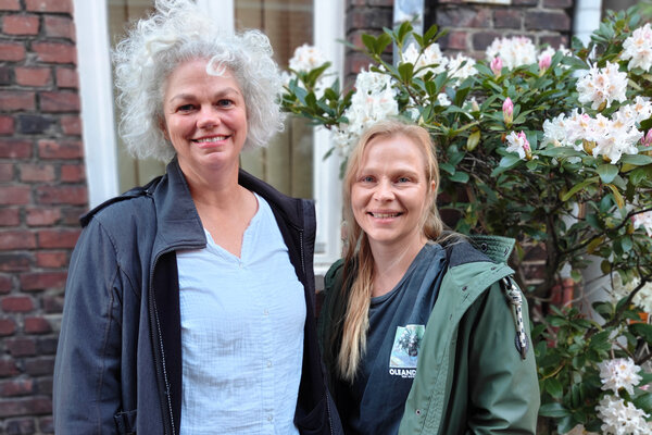 Hebamme-Anke-MArkmann-(li)-und-Simone-Saarbeck-von-der-SKB-Foto-Kreis-Unna