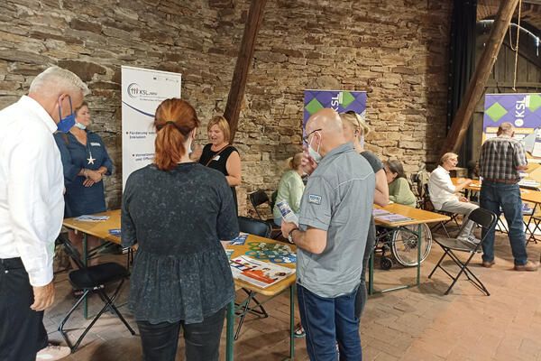 Das Kompetenzzentrum Selbstbestimmt Leben NRW (KSL.NRW) gibt Einblicke in ihre Arbeit und stellt den Markt der Möglichkeiten sowie unterschiedliche Ansätze zum Thema des selbstbestimmten Lebens in Kreis Unna vor.