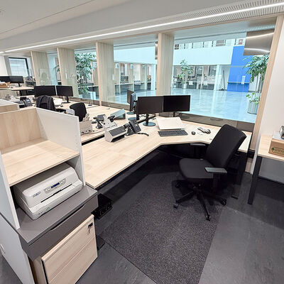 Bild vergrößern: Ein Arbeitsplatz in der neuen Zulassungs- und Führerscheinstelle