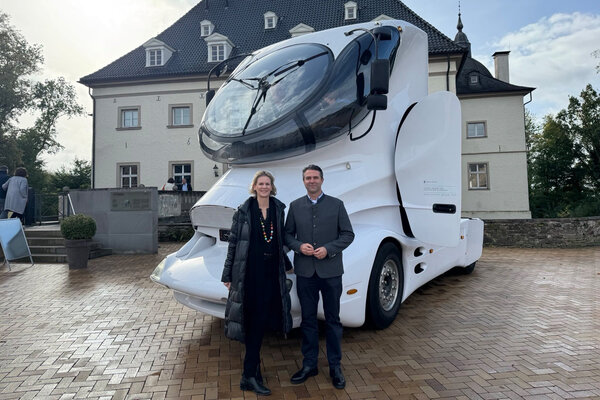 Marion Freitag, Leiterin Stabsstelle Kultur und Tourismus, und Kulturdezernent Philipp Reckermann vor dem Colani-Truck Foto Kreis Unna