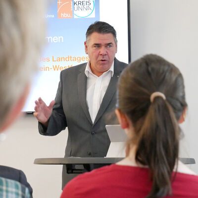Bild vergrößern: Landrat Mario Löhr bei der Eröffnung.