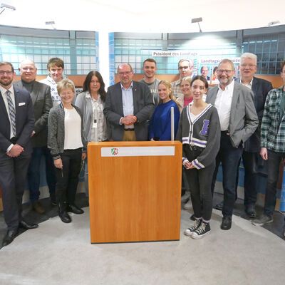 Bild vergrößern: Ein Gruppenbild mit den Schülerinnen und Schülern und allen Beteiligten.
