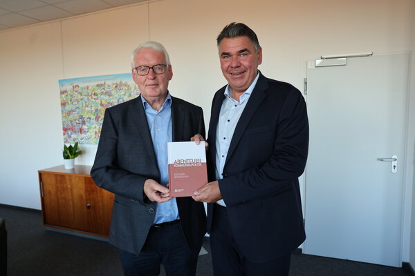 Buchgeschenk für Landrat