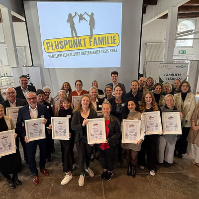 Bild vergr&ouml;&szlig;ern: Gruppenbild-alle-Teilnehmer