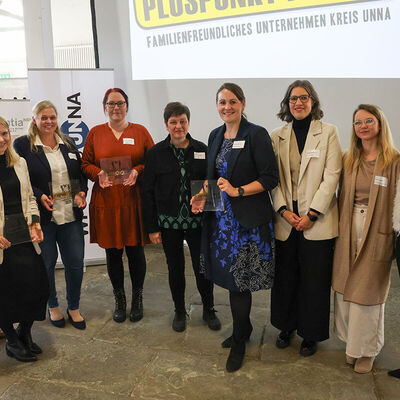 Bild vergr&ouml;&szlig;ern: Gruppenbild-Sieger-und-Sonderpreise