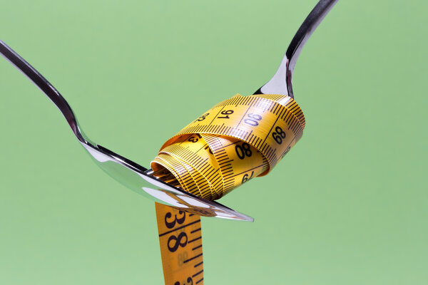 Maßband wird wie eine Bandnudel aufgewickelt.