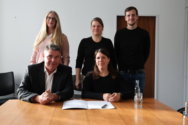 11-12 Vertragsunterzeichnunge Gehörlosenverein Foto Max Rolke - Kreis Unna