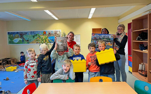 Lego-Spende-an-die-Sonnebergschule-Foto-Sonnenbergschule