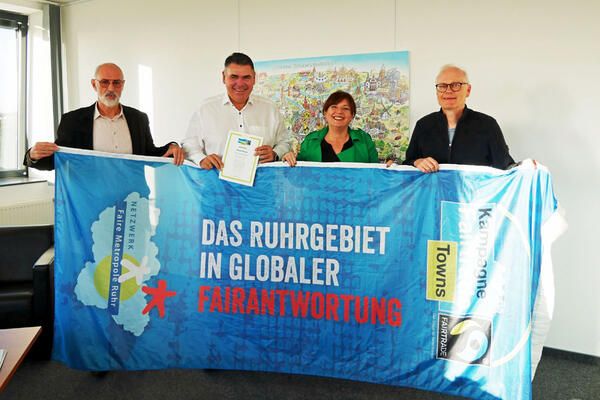 V.l.n.r.: Umweltdezernent Ludwig Holzbeck, Landrat Mario Löhr, Jutta Eickelpasch vom Fairtrade-Team und Fairtrade-Beauftragter Matthias Tresp mit Urkunde und Banner.