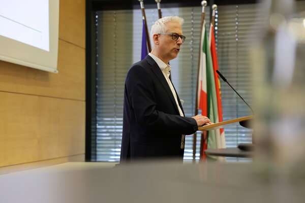 Sozialdezernent Torsten Göpfert begrüßt die Teilnehmenden des Fachtags Jugendhilfe im Kreishaus in Unna.