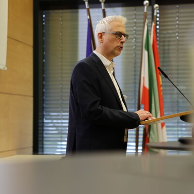 Sozialdezernent Torsten Göpfert begrüßt die Teilnehmenden des Fachtags Jugendhilfe im Kreishaus in Unna.