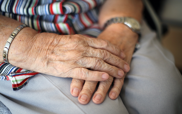 Senioren---Hände---Alter-(2)---2020---Foto-nowofoto---Kreis-Unna