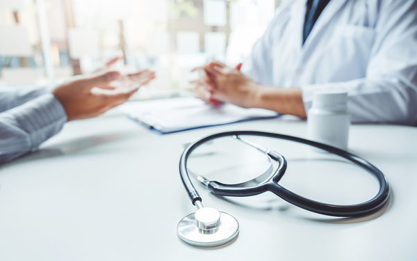 AdobeStock_288590851_Arztbesuch