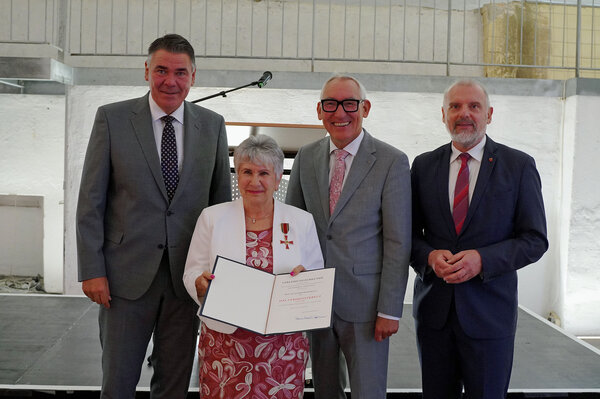 Heinrich Böckelühr (2.v.r.) bei der Übergabe des Bundesverdienstkreuzes an Alexandra Khariakova mit Bürgermeister Dirk Wigant (r.) und Landrat Mario Löhr (l.) im Säulenkeller des Zentrums für Internationale Lichtkunst in Unna. 