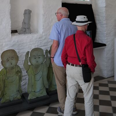 Bild vergr&ouml;&szlig;ern: Besucher der Ausstellung schauen sich Exponate an.