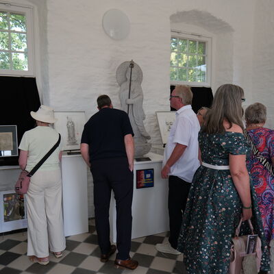 Bild vergr&ouml;&szlig;ern: Besucher der Ausstellung schauen sich Exponate an.