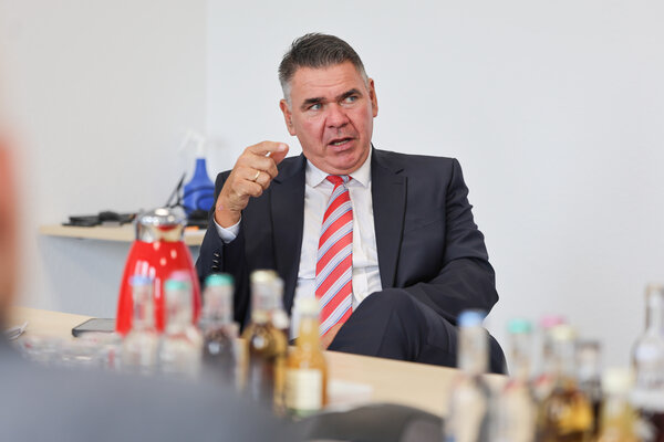 Bild vergr&ouml;&szlig;ern: Landrat Mario Löhr bei der Vorstellung der Eckdaten.