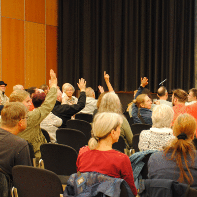 Bild vergr&ouml;&szlig;ern: Warm-up des Plenums der Selbsthilfekonferenz im Auditorium