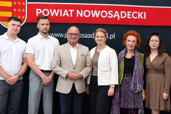 Offizielles Gruppenfoto vor dem Powiat-Nowosądecki-Banner