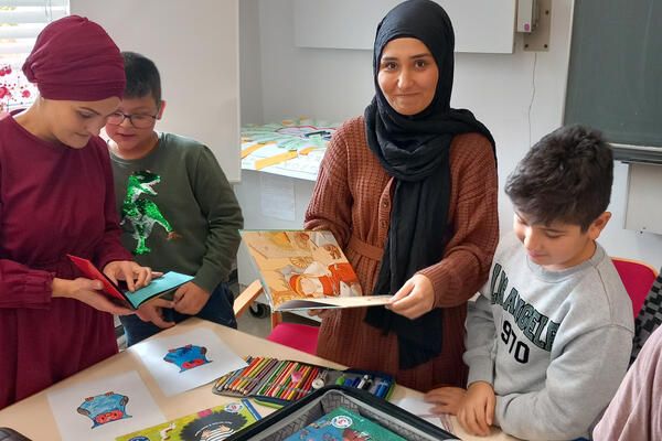 Diese Mutter nahm am Workshop mit ihren Kindern teil – sie las ihnen auf Türkisch vor.