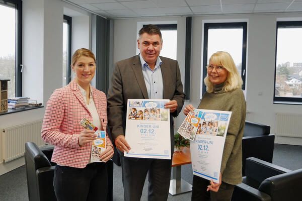 v.l. Sachgebietsleiterin vom Dienstleistungszentrum Bildung Linnéa Oldenburg, Landrat Mario Löhr und Organisatorin der Kinder-Uni Martina Bier laden zur kommenden Veranstaltung am 2. Dezember ein.