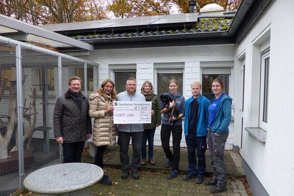 Den Scheck von Antje (2.v.l.) und Christian Heumann (l.) nahmen die Tierpfleger unter der Leitung von Christian Winter (3.v.l.) sowie Frau Dr. Schönfelder, Sachgebietsleitung Tierschutz und Tierheim des Kreises Unna (4.v.l.), entgegen. 