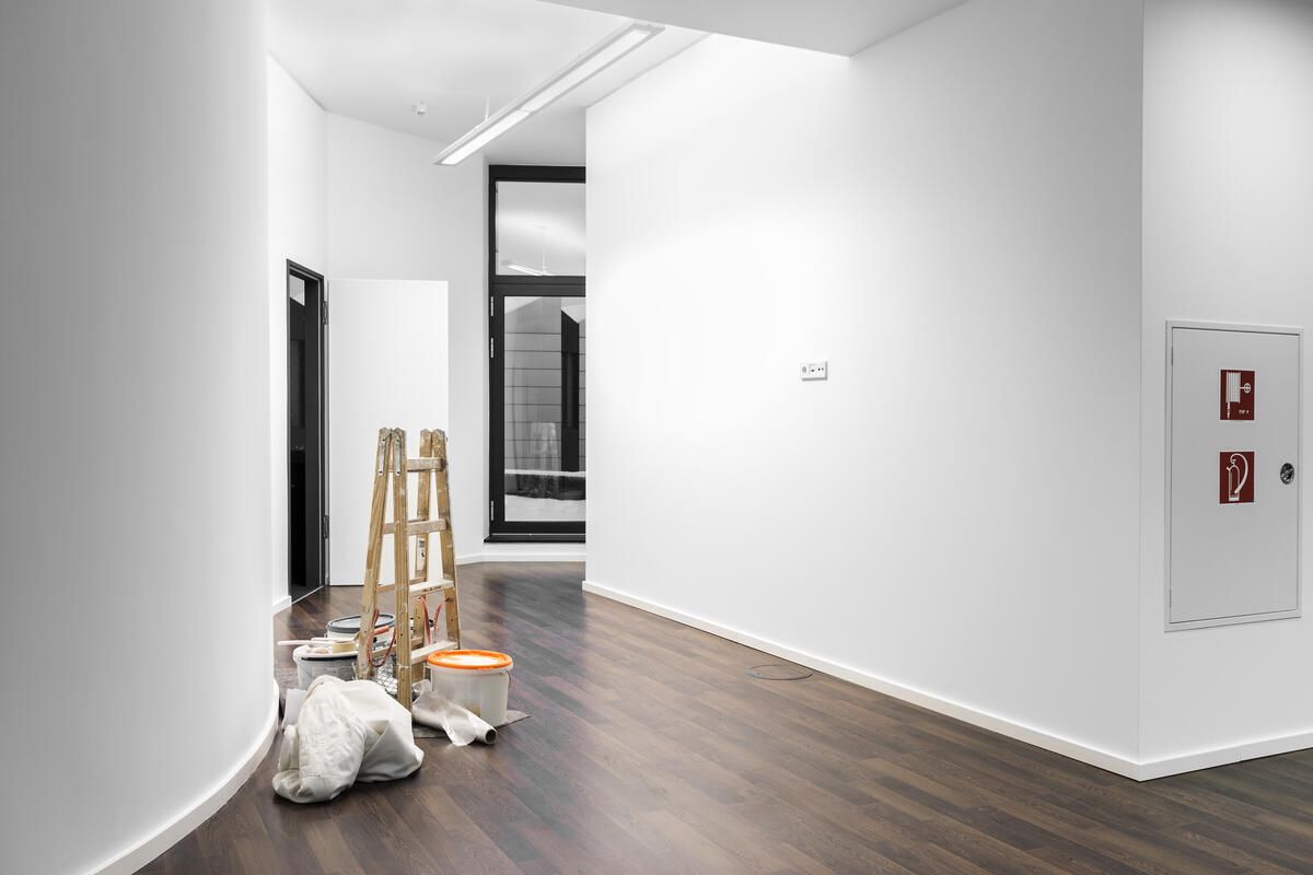 Bild vergrößern: Flur einer renovierten Wohnung mit Farbeimer und Leiter