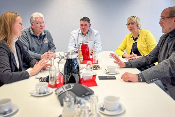 Landrat Mario Löhr (Mitte) mit den Landtagsabgeordneten Silvia Gosewinkel (SPD, von links) und Hartmut Ganzke (SPD) sowie Landtagsvizepräsident Rainer Schmeltzer (rechts). Susanne Schneider (FDP, 2.v.r.) nahm vor dem Hintergrund ihres bevorstehenden Wiede