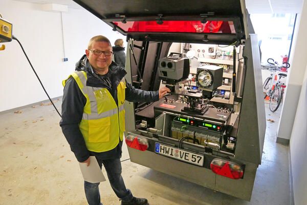 Christian Bornemann, Sachgebietsleiter Bußgeldstelle, am Enforcement Trailer. 