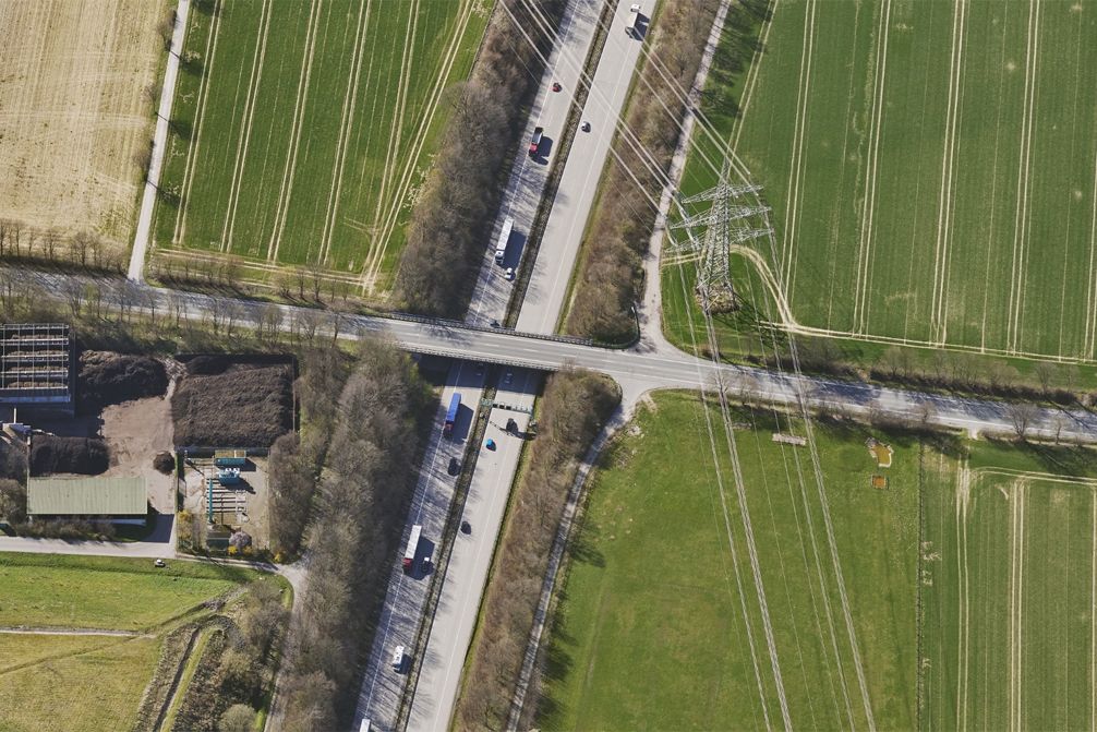 Bild vergrößern: Die Brücke Ostbürener Straße in Fröndenberg über die Autobahn 44 ist betroffen.