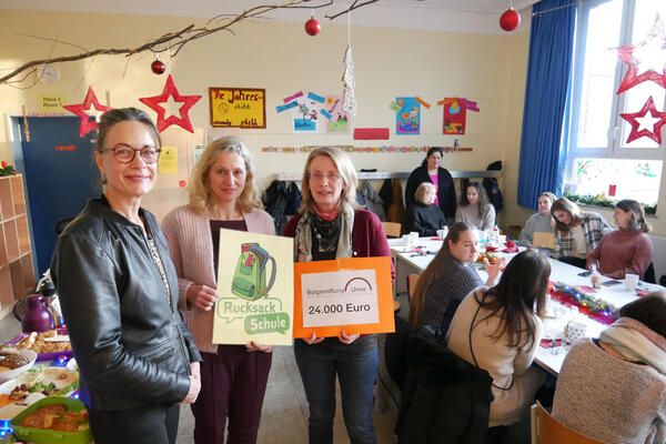 V. l. Sabine Kern (Kommunales Integrationszentrum), Sylke Schertel (Schulleiterin der Schule am Friedrichsborn) und Vera Michel (Schulleiterin der Grilloschule), nehmen die Spende von der Bürgerstiftung zum Jahresausklang an. 