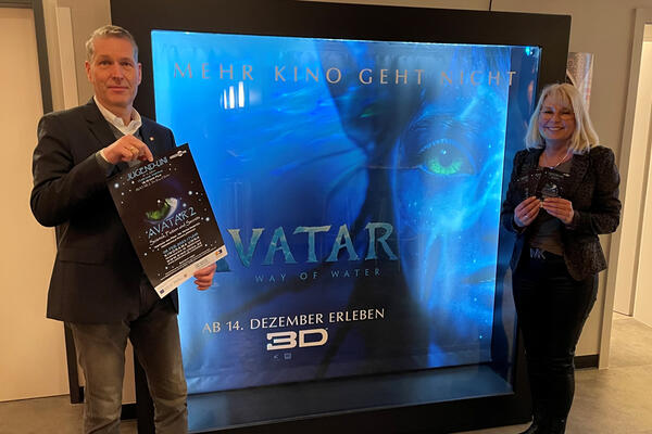 Die Jugend-Uni zu dem Film Avatar 2 mit Referent Prof. Dr. Peter Kersten von der Hochschule Hamm-Lippstadt und Organisatorin Martina Bier von dem Dienstleistungszentrum Bildung des Kreises Unna