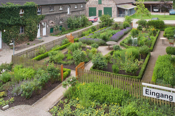 Gearbeitet wird an der frischen Luft – Der Bauerngarten ist einer von vielen Aufgabenbereichen. 