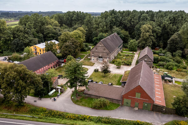 Die Ökologiestation von oben – mitten in der Natur und schön im grünen gelegen.