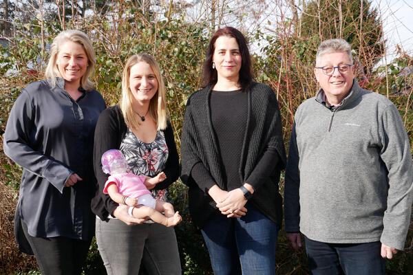 Stellen die Schüttelpuppe vor: Katja Kortmann (Familienbüro Holzwickede, l.), Saskia Schoof (Familienbüro Fröndenberg, M.), Sabrina Buschmann (Familienbüro Bönen, 2.v.r.) und Sachgebietsleiter Klaus Faß (r.).