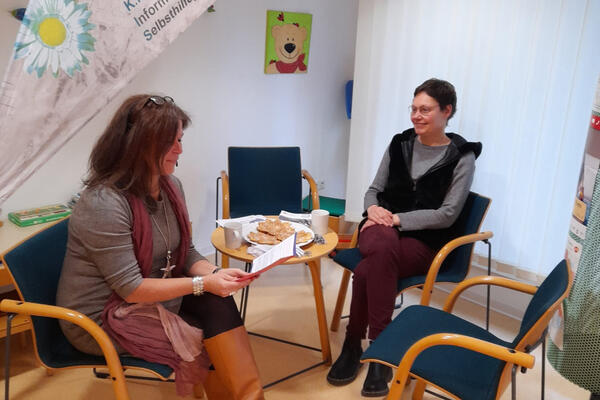 Anette Engelhardt vom Sozialpsychiatrischen Dienst und Susanne Götz von der der Kontakt- und Informationsstelle für Selbsthilfegruppen bei freundlichen Gesprächen im Gesundheitsamt. 