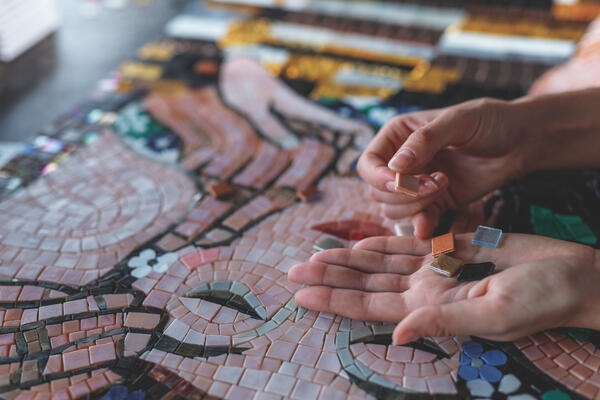 Bild vergrößern: Female hands with mosaic