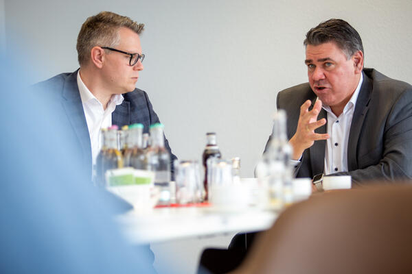 Kreisdirektor Mike-Sebastian Janke und Landrat Mario Löhr (r.)