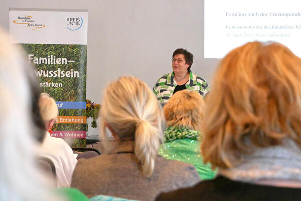 Anja Josefowitz, Sprecherin des Bündnisses begrüßt die Teilnehmenden. 