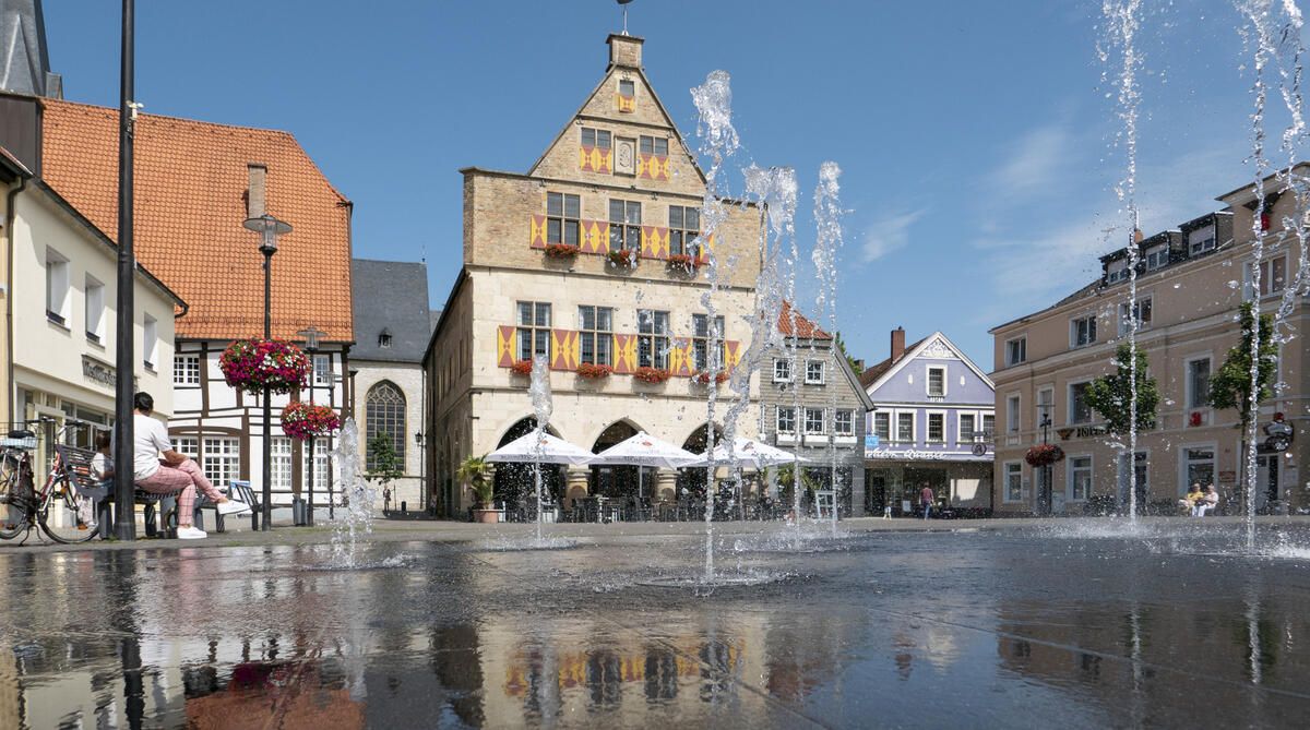 Bild vergrößern: Werne - Marktplatz mit Brunnen 02 - Altes Rathaus mit Brunnen - Foto Werne Marketing GmbH - Nicole Friedrich