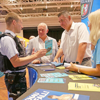 Landrat Löhr und Dezernent Gutzeit besuchen den Stand der Polizei.